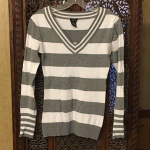 Rue21 Grey and white V-neck sweater